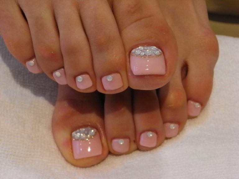pinka-and-white-toe-nail-art-ideas
