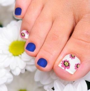 white-with-pink-flowers-toenail-art-design