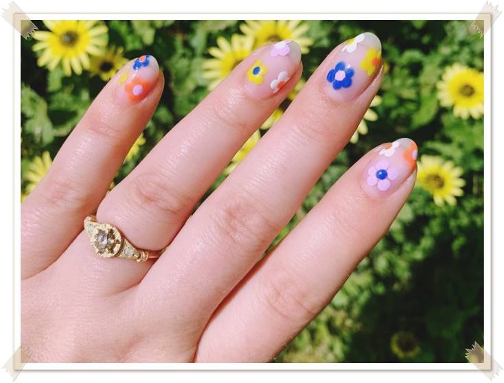 simple flower nail art design for small and short nails