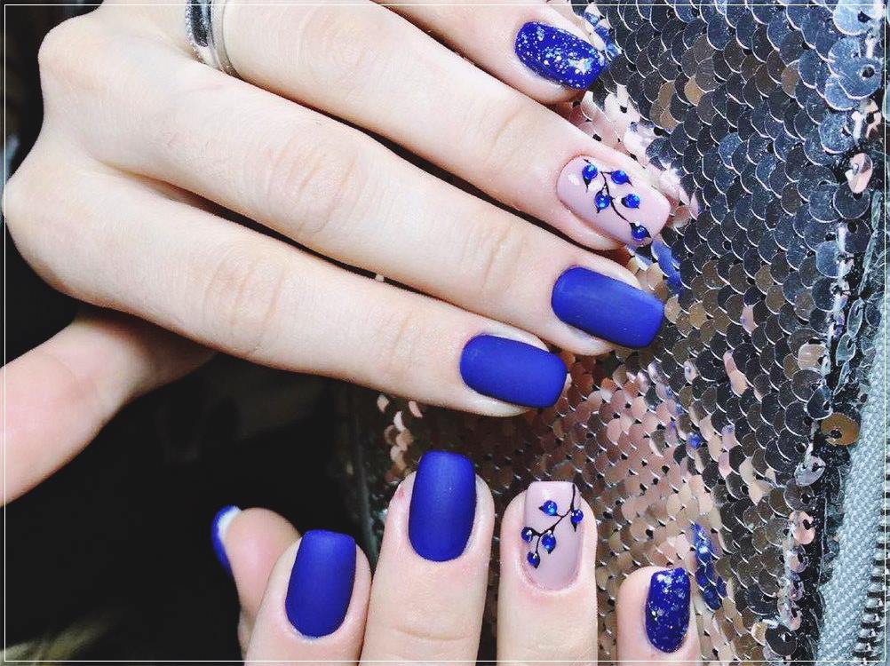 2022-fancynailart-blue-nails-designs-matte-nude-pretty