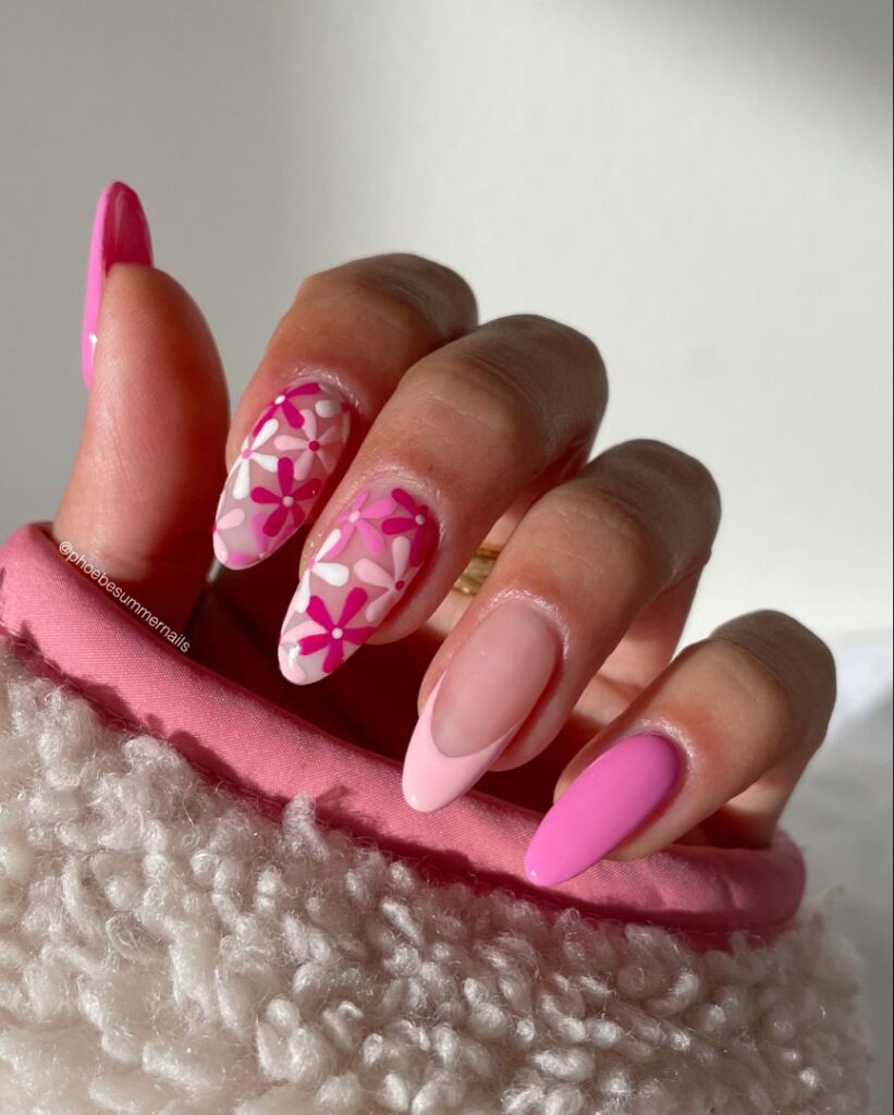 Pink floral nail design 🩷